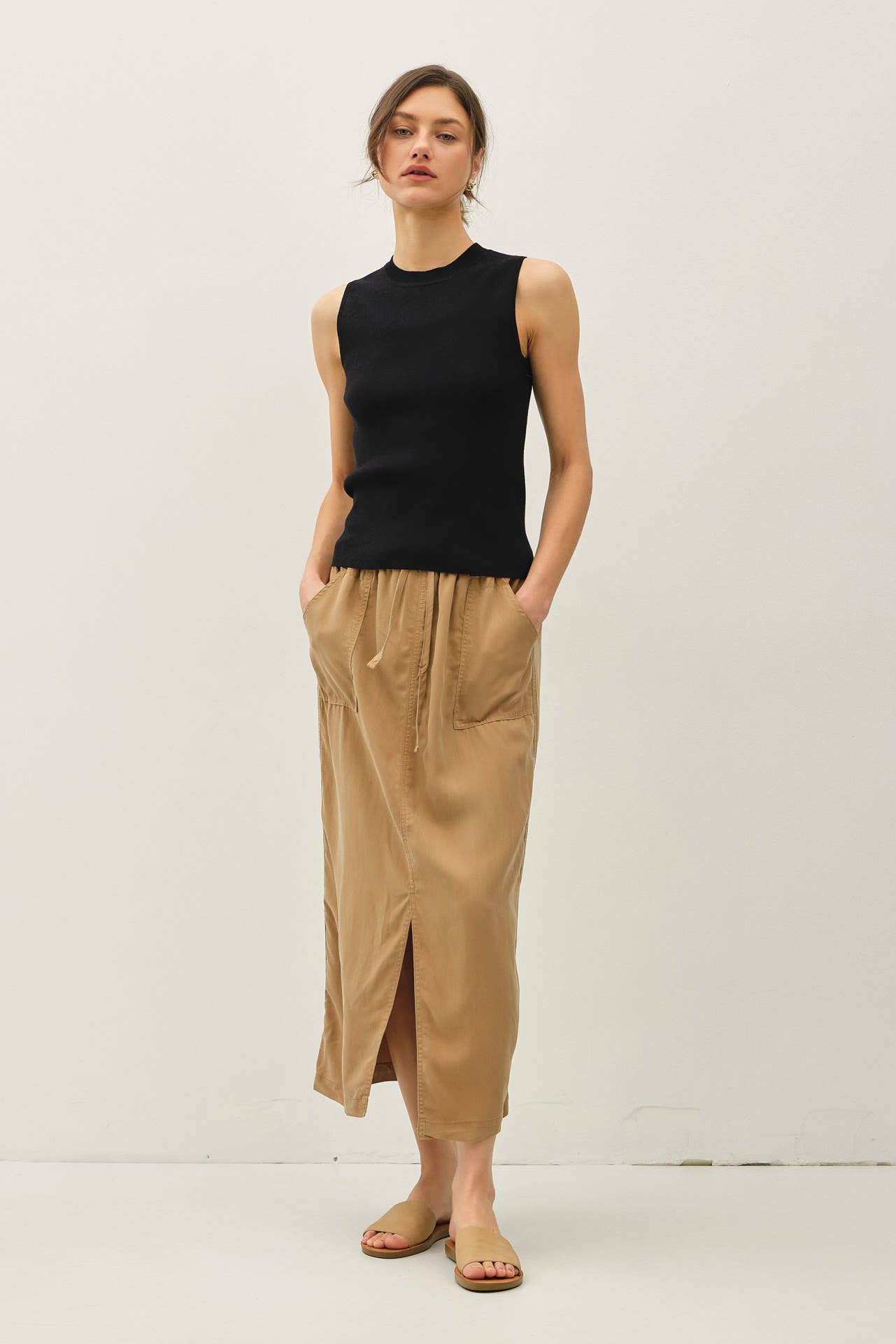 SLEEVELESS KNITTED TANK